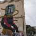 Siamo quasi alla fine di via Ulpiani, in un tratto dominato dai graffiti dei writers che qui hanno potuto disegnare legalmente grazie a un progetto istituzionale. 
Ma c ancora una storia da ricordare: quella delle vecchie e grandi fabbriche che qui sorgevano allinizio del secolo, come la cartiera poligrafica Murari, il cui edificio  ora occupato da una scuola